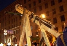Мітингарі на вулиці Грушевського у Києві готують у бій катапульту