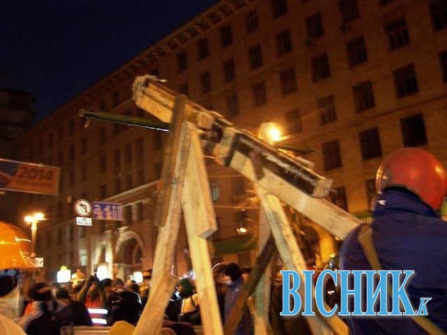Мітингарі на вулиці Грушевського у Києві готують у бій катапульту