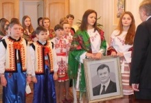 Тернопільські чиновники «пролетіли» з портретом Януковича