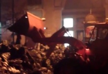 У Києві барикади почали розбирати бульдозери