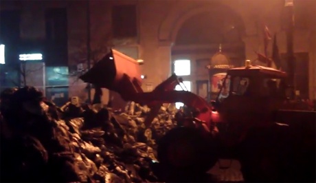 У Києві барикади почали розбирати бульдозери