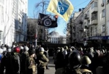 У Києві почався мирний наступ — на Грушевського мітингуючі відбили у ВВ три вантажні автомобілі