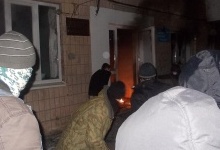 Ніч у Луцьку — спалені офіси ПР та КПУ, міліцію поки не штурмували (фоторепортаж)