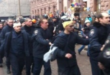 У Києві бійці Внутрішніх військ почали здаватися мітингувальникам (фото)
