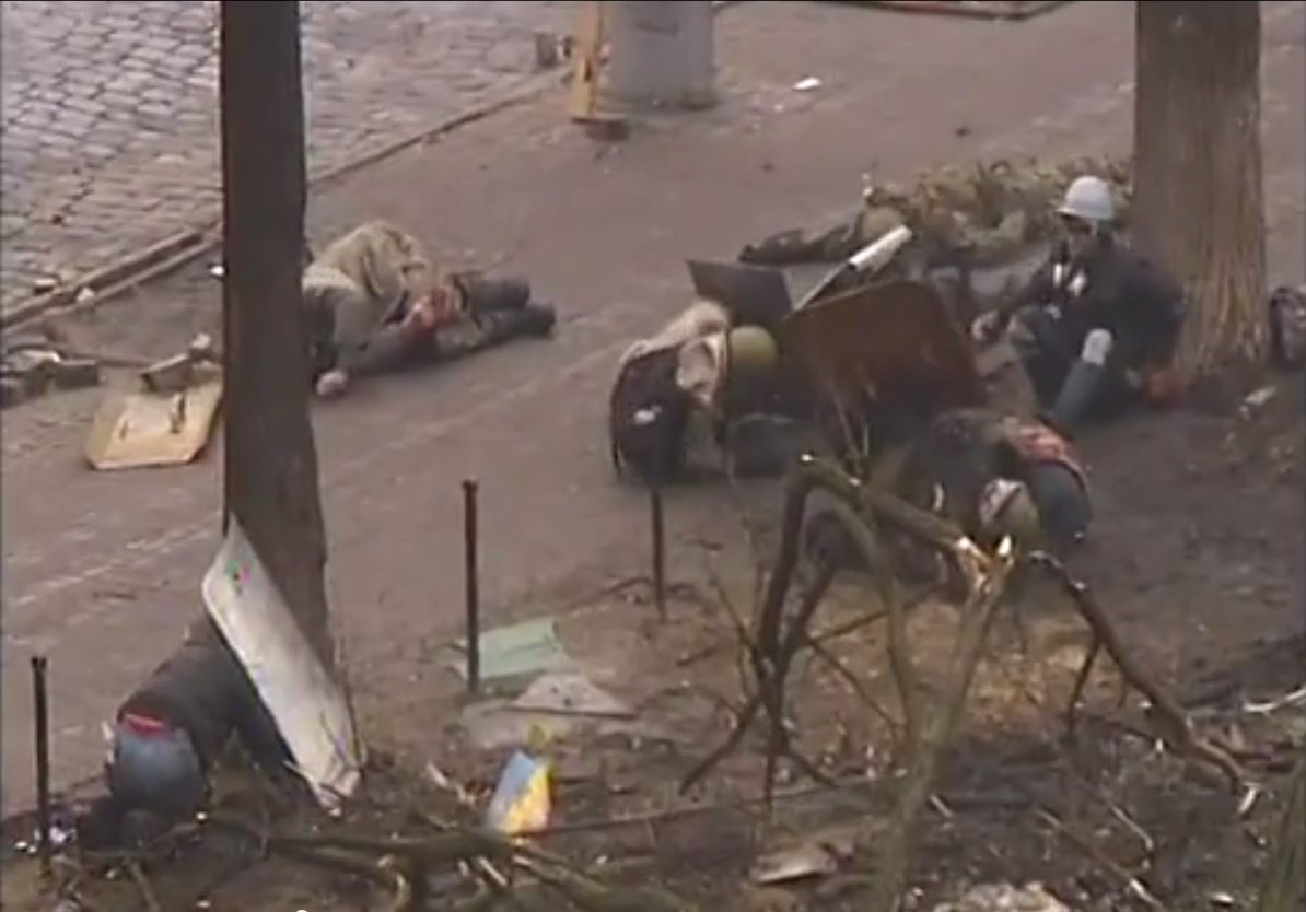 Снайпер розважається, розстрілюючи ноги мітингувальників, які хочуть забрати трупи (відео)
