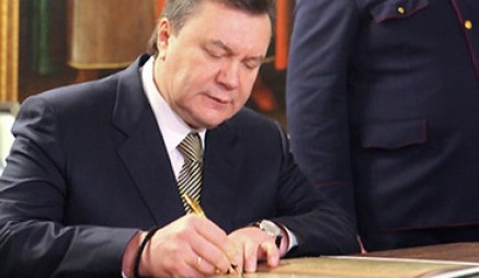 Віктор Янукович «виплив»: і далі вважає себе Президентом, а також попросив захисту у Росії