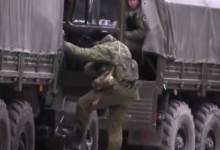 У Криму російські військові зайшли у Сімферополь, севастопольський «Беркут» блокує в’їзд на півострів