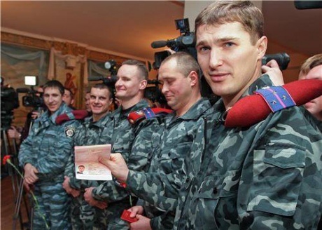 Росія почала видавати паспорти українським військовим злочинцям