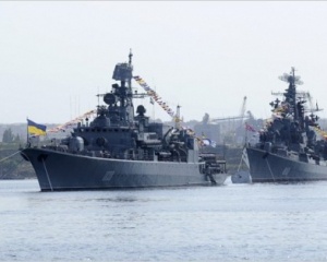 Росія топить свої кораблі, щоб український флот не вийшов у море!
