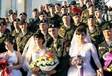 Морпіхи з Феодосії, вирвавшись з Криму, відгуляли одразу три весілля (фото)