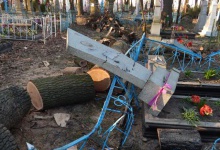 У Ковелі хтось підпалив дерево на кладовищі — воно поруйнувало кілька могил