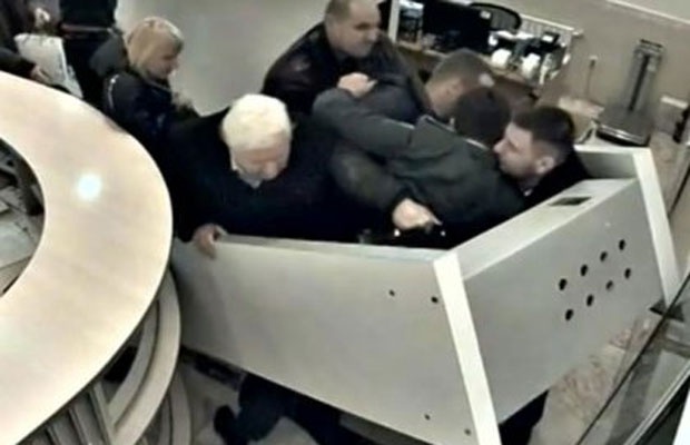 Опублікували відео, як екс-генпрокурор Пшонка та член «сім’ї» Клименко б’ються з прикордонниками (відео)