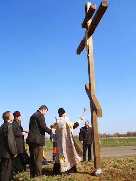 На в’їздах до Луцька встановили хрести, щоб оберігали місто