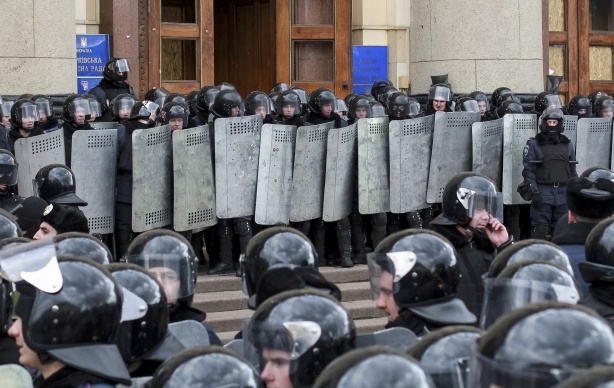 У Харкові почалися сутички з міліцією під ОДА — рвуться світло-шумові гранати та горять коктейлі Молотова