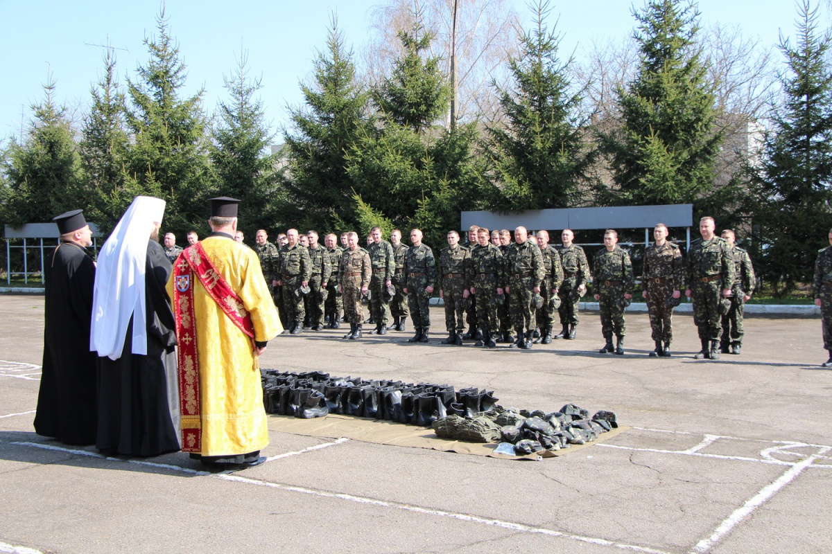 Волинські священики подарували військовим 60 комплектів форми