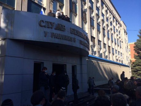 У Луганську сепаратисти захопили заручників і замінували будівлю СБУ