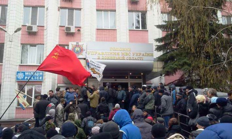 Доки Аваков говорить, сепаратисти захоплюють будівлі міліції та СБУ, з’явилися зелені чоловічки