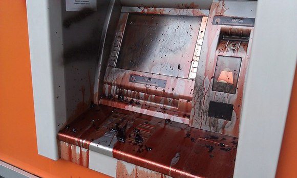 На Хмельниччині російські банки закидали пакетами з кров’ю