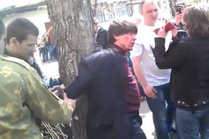 На Луганщині прив’язали до дерева і побили ведучого мітингу за єдність України (відео)