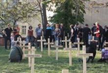 У столиці Словаччини встановили 108 хрестів «Небесної сотні»