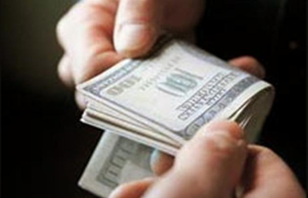 Луцький податківець приймав «подяку» грошима і талонами на бензин