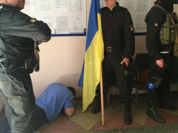 З’явилося відео, як спецбатальйон «Донбас» приводить до тями зрощену з сепаратистами міліцію (нецензурна лексика)