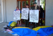 Чергове шоу під стінами УМВС Рівненської області — жінки влаштували лежачий протест перед входом