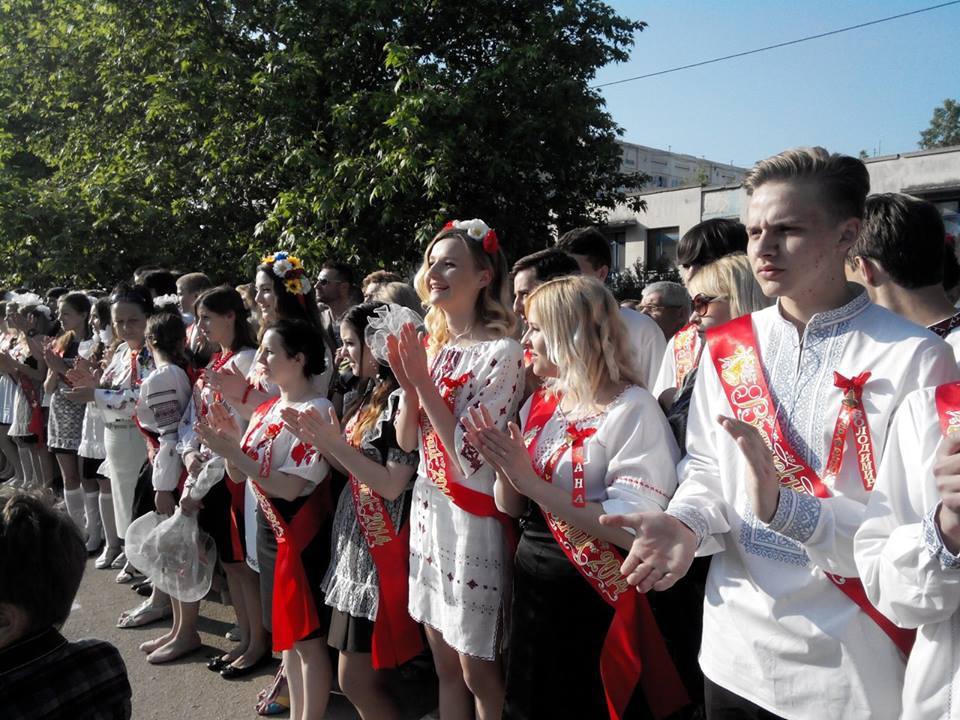 У Севастополі випускники гімназії прийшли на лінійку у вишиванках