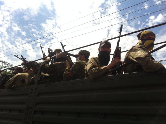У Донецьку сепаратисти мітингують проти виборів з БТРом і сотнею озброєних бойовиків
