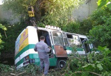 На Хмельниччині автобус із 30-ма пасажирами злетів з дороги у ріку. Є жертви