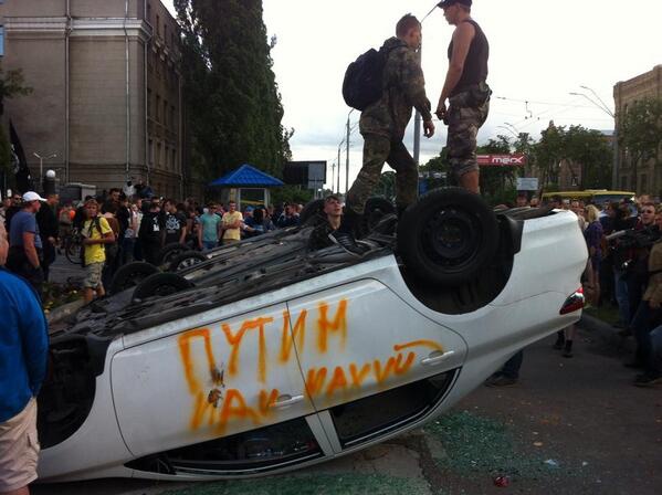 У Києві погром під посольством РФ (фото)