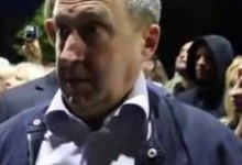 Керівник українського МЗС під посольством РФ у Києві співав з фанатами «Путін Ху**йло»
