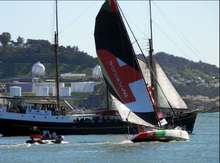 Португалець на паруснику доплив до Бразилії, щоб передати прапор капітану своєї збірної