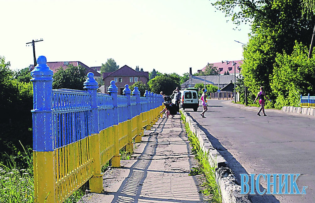 Мости в Дубні — в колір українського прапора