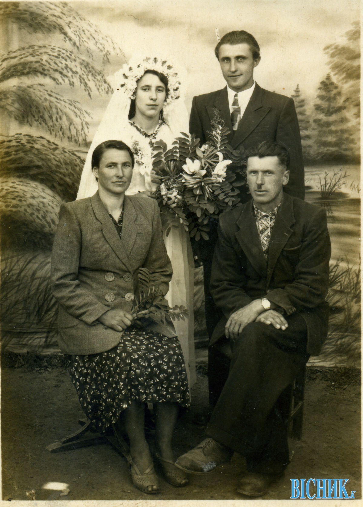 Молодята ЛЕВ'ЮКИ з батьками Анною та Іваном ГУТВЕРТАМИ