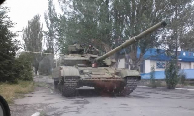 Жителі Луганщини розповідають, що російські танки щодня заходять на територію України