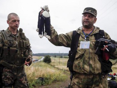 Знайдено 251 тіло пасажирів за збитого терористами «Боїнга», перевезення трупів у Харків блокує «Оплот»