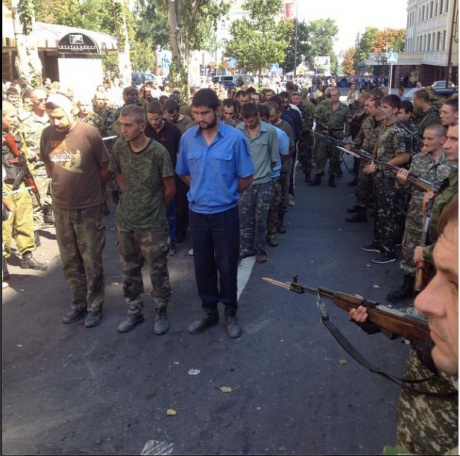 Терористи таки провели блюзнірський парад українських бранців у Донецьку
