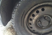 У Луцьку невідомий хуліган порізав шини на десятку автомобілів