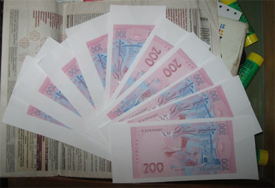 На Волині затримали чоловіка, який виготовляв 200-гривневі і 100-доларові банкноти