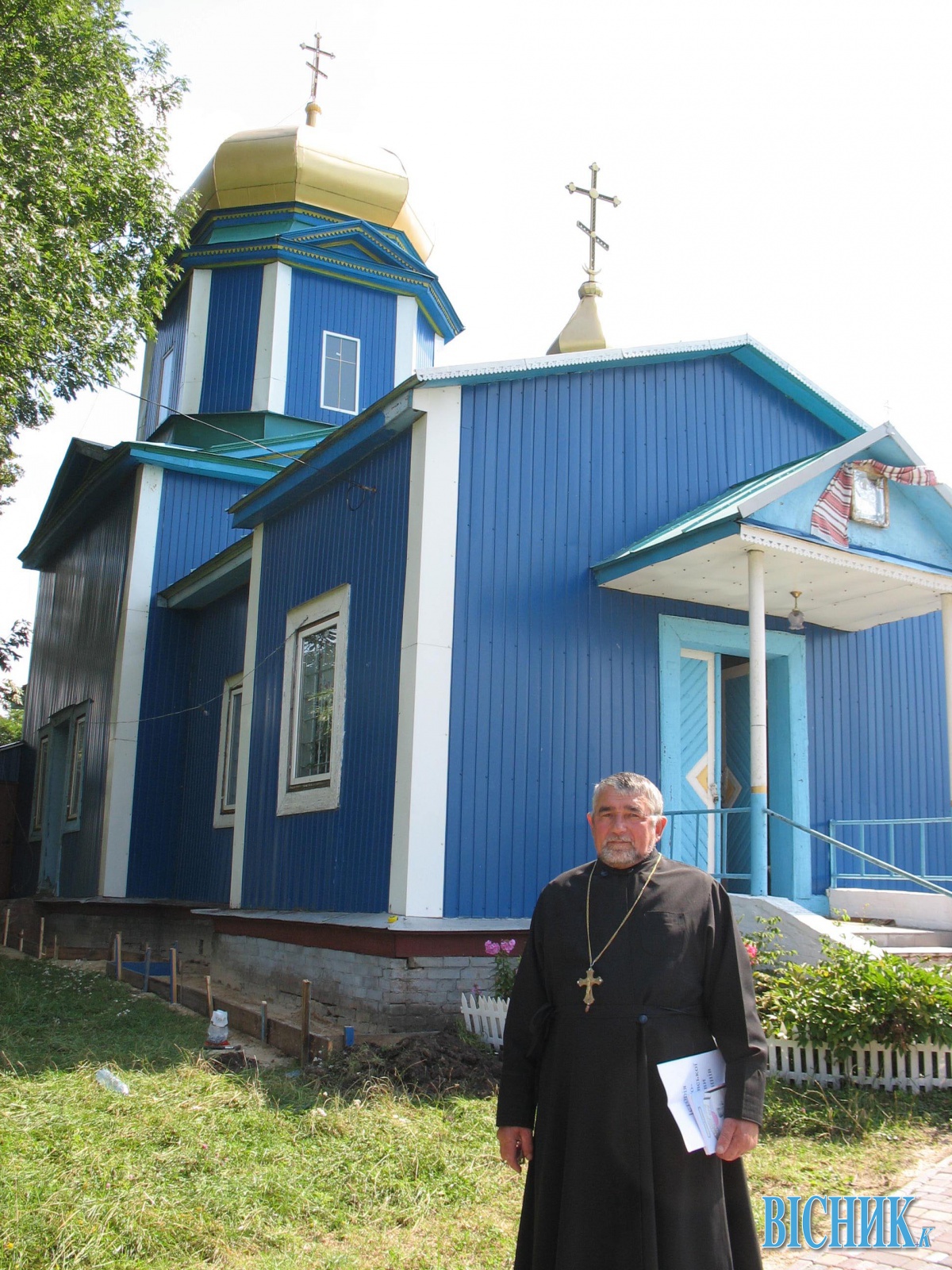 Отець Павло ШЕВЧУК біля Свято-Михайлівської церкви
