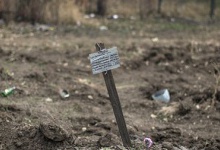 На Донеччині виявили масове поховання з табличкою «Загинули за путінську брехню»