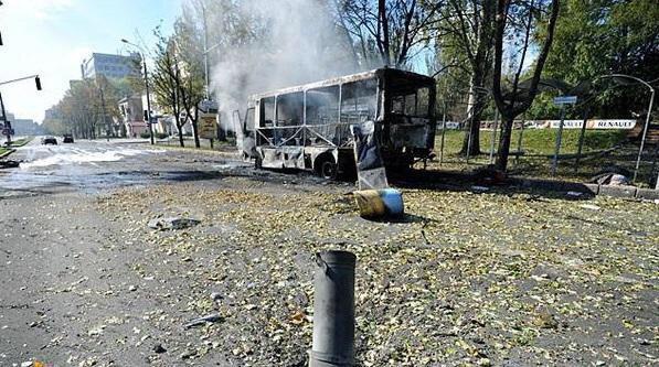У Донецьку снаряд влучив у зупинку — 8 людей загинули
