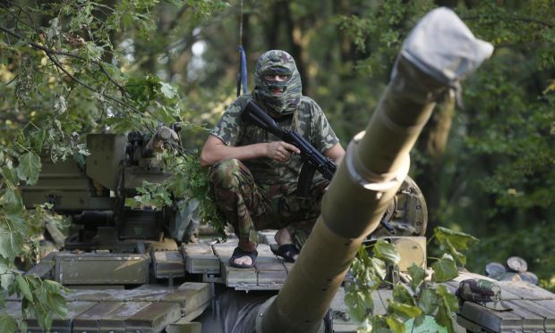На Луганщині бойовики напали на українські блокпости — підпалені БТР і БМП