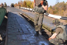 Рівненські військові-інженери наводять зруйновані терористами мости