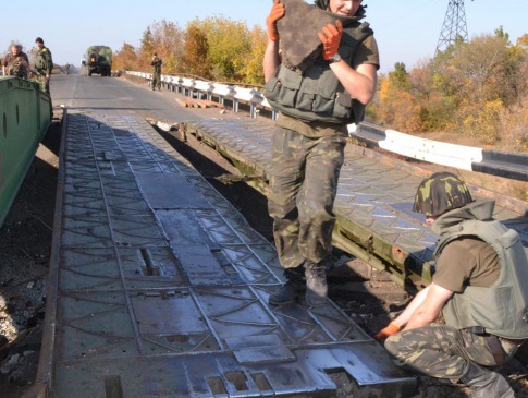 Рівненські військові-інженери наводять зруйновані терористами мости