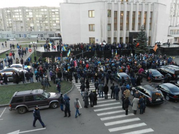 У Луцьку протестують рідні бійців волинського батальйону тероборони і погрожують перекриттям доріг