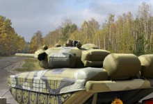 Росіяни обманюють світ і виводять з України... надувні танки