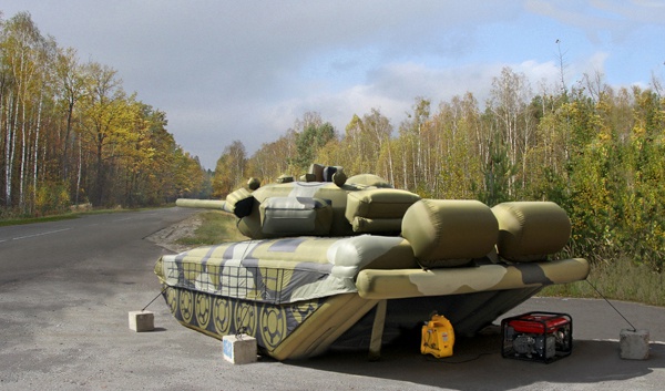Росіяни обманюють світ і виводять з України... надувні танки