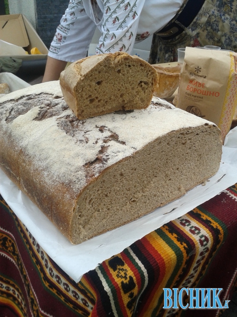 На Хмельниччині печуть «живий» хліб